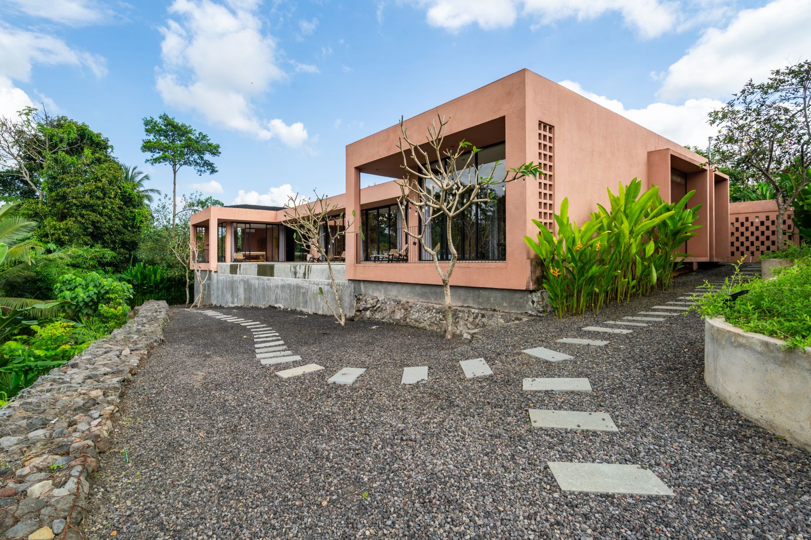 CHIC MINIMALIST VILLA